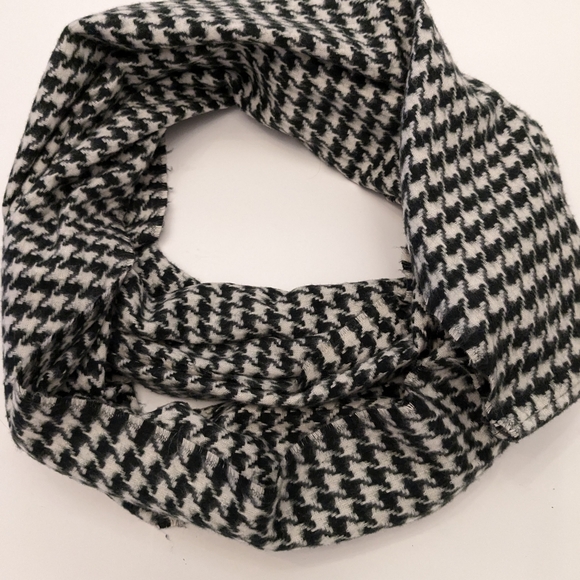 Lord &Taylor Houndstooth infinity scarf - Picture 2 of 5